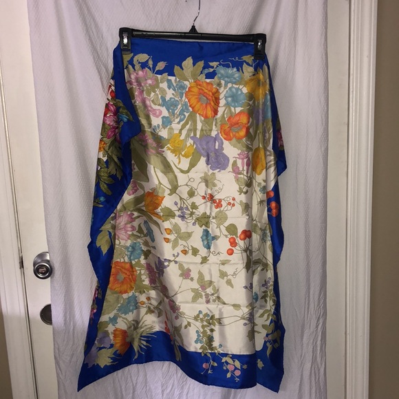 34x34 Coach Silk Scarf Adorned With Florals, Cherries, Vines and a Blue Boarder - Picture 7 of 7